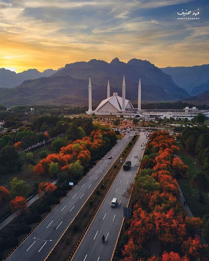 Faisal Mosque, Islamabad, at sunset with the Margalla Hills